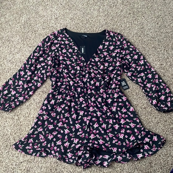 Black with pink Floral Shorts Romper Express size L - Picture 5 of 5